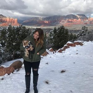 Meet your Posher, Caitlin